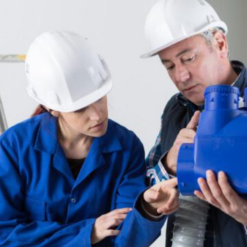 un ouvrier en train de former un apprentis