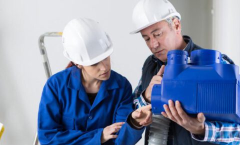 un ouvrier en train de former un apprentis